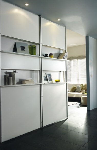 Une cloison amovible bibliothèque blanche Pour séparer deux espaces en alliant déco moderne et fonctionnelle, la cloison amovible bibliothèque sans perçage est idéale. Elle délimite le salon du couloir de l’entrée.