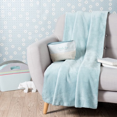 Un plaid en tissu couleur bleu pastel tendance scandinave.