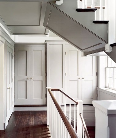Couleur lin clair peinte sur un plafond dans un couloir Pour la déco du couloir, peindre un plafond en lin ou en gris perle et assortir cette couleur à une ou plusieurs portes ça donne du style. Avec du blanc c'est lumineux.