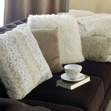 Des coussins effet fausse fourrure tout doux pour un déco cocooning top.