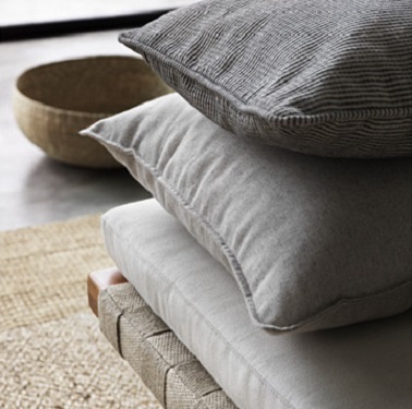 des coussins avec des housses de couleurs lin taupe et beige