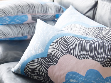 Des housses de coussins avec motifs nuages pastel rayures fines noires et blanches