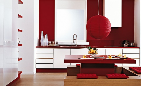 Une cuisine aux accent japonisant avec une couleur rouge dominante sur les murs et autour des meubles bas.