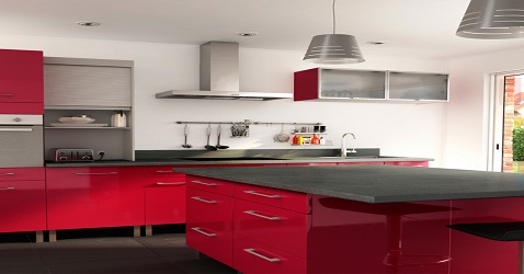 Une cuisine avec îlot rouge moderne et familial.