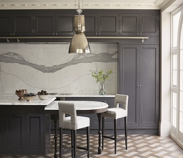 Peinture grise dans une cuisine ouverte couleur Victorian Purple