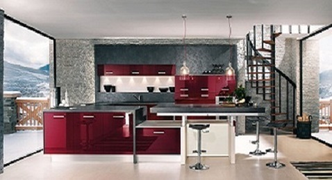 Une cuisine équipée rouge bordeaux laquée très design.