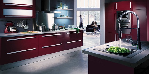 Du bordeaux pour une déco cuisine rouge plus en retenu mais avec du caractère.
