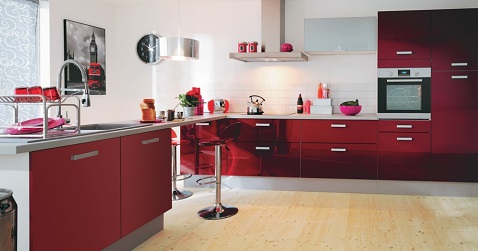 Une cuisine rouge en U avec des meubles fonctionnels couleur rouge passion.