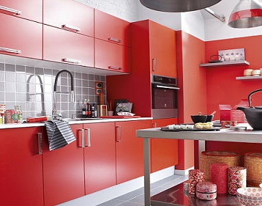 Une cuisine avec meubles de cuisine rouges simples mais pleins de charme.