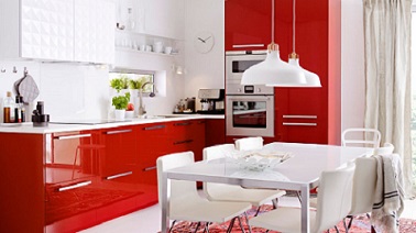 Une cuisine rouge design et moderne avec du blanc Une cuisine rouge se révèle être un atout déco contemporain et design pour sublimer les fourneaux. Sur les meubles de cuisine laqués, le rouge sublime toute la pièce.