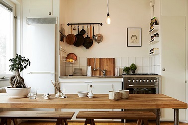La déco d’une cuisine qui adopte des accents vintage mêlés d’ambiance scandinave.Crédence en carrelage blanc, meuble sous évier d’époque repeint en blanc, se marient à merveille avec une table de ferme contemporaine.