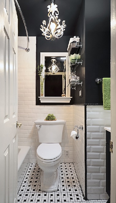 Un carrelage métro blanc associé à une peinture de mur noir est une idée futée pour transformer un WC à la déco datée en petit coin tendance moderne. On aime le résultat ! 