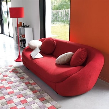 Un canapé design de petite taille pour aménager le salon.