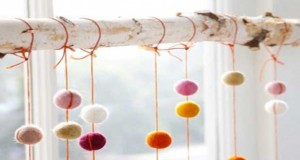 Pour personnaliser sa déco de Noël, des guirlandes de Noël à fabriquer soi-même avec des pompons, du papier de couleur. DIY déco à réaliser en famille