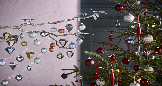 Cette année, la déco de Noël  Ikea est à la fête ! Boules, guirlandes, décoration pour le sapin et la maison d’inspirations scandinaves, tons cuivrés et pastel ou déco pour un Noël traditionnel, 30 nouveautés Ikea  pour imaginer votre décoration du Noël 2015.
