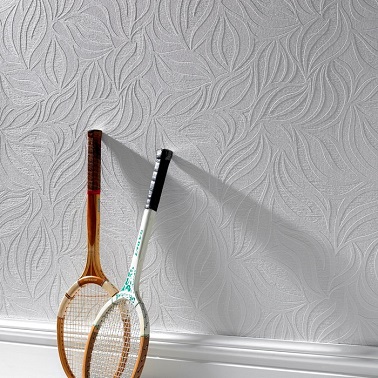 Un papier à peindre à motifs floraux pour redécorer le salon. En vinyle expansé blanc, il se repeint en deux couches avec une peinture acrylique sans sous couche préalable.