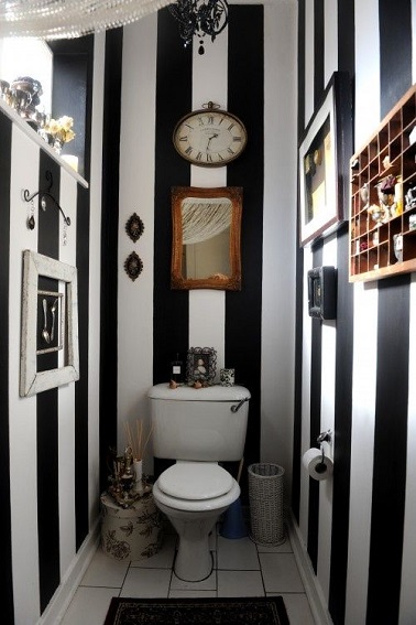 Une déco originale avec papier peint à rayures dans un WC noir Non seulement ces WC osent le noir, mais ils vont même jusqu'à utiliser un papier peint vinyle à rayures verticales. Une déco originale pleine de charme et de contraste !