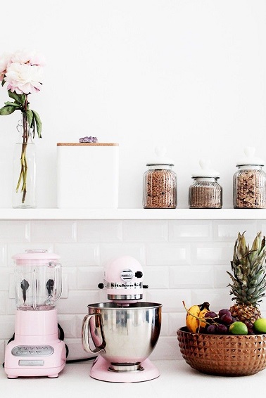 des éléments déco pour relooker la cuisine Pour un relooking total de la cuisine, une idée déco simple consiste à changer les accessoires déco. Cela donnera un nouveau visage à la cuisine sans devoir tout changer.