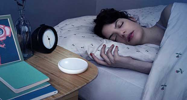 Avec Dodow sur la table de chevet, l'objet connecté intelligent, la qualité du sommeil est augmentée de 30%. Fini les nuits blanches, la veilleuse régule le sommeil comme un métronome.