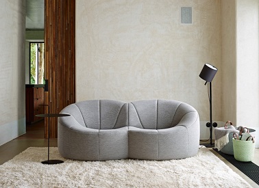 Un canapé original rond dans un salon design Comme 2 cocons moelleux liés l'un à l'autre, ce canapé en tissu gris joue la carte de l'originalité avec sa forme arrondie particulière. Il relève la déco design du salon.