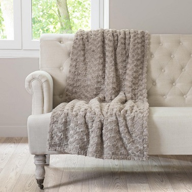 Un plaid style nature beige fausse fourrure chaleureux.