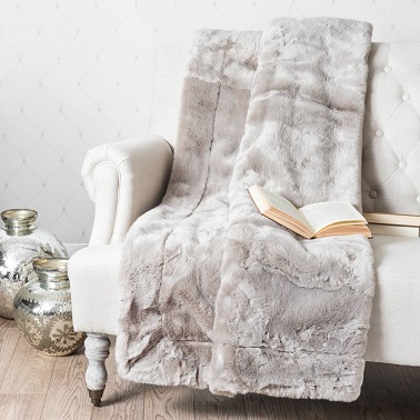 Plaid gris effet fausse fourrure pour apporter de la chaleur à la déco.