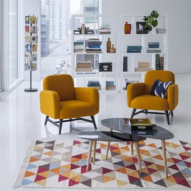 Ce fauteuil design de La Redoute remet au goût du jour la forme club et lui donne un revêtement couleur moutarde très tendance. Il sera parfait dans un salon moderne. 