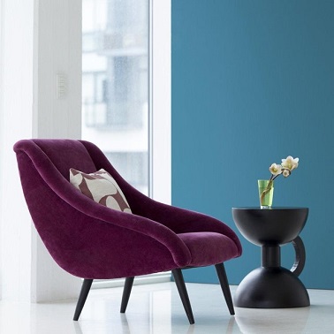 Ce fauteuil à la forme dite bergère La Redoute adopte une très jolie couleur pourpre qui souligne son esthétique. Ses formes arrondies appellent au confort et à la détente. 