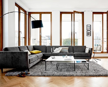 Le design s'affiche en grand dans le salon avec ce canapé d'angle. Moderne avec son revêtement tissu gris foncé, il combine le confort avec une esthétique contemporaine.