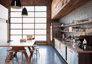 Une grande cuisine vintage chaleureuse La déco vintage est idéale pour les grandes cuisines qui manque de chaleur. Avec une table en bois et un plan de travail en marbre, cette cuisine est plus conviviale que jamais.