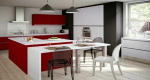 Mat ou laqué une cuisine rouge est la couleur pour une cuisine moderne ambiance design ou familiale. Avec du carrelage blanc, une crédence inox, une sélection de 12 cuisines design passionnément rouge.