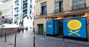 Ikea ouvre Mums, un pop up store pour les gourmands. Mums, une épicerie éphémère dans le Marais à Paris à l’ambiance semblable à celle des magasins du géant du meubles en kit.