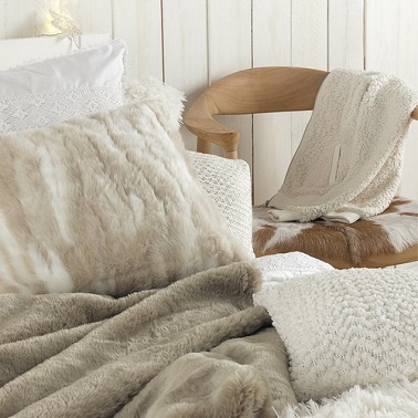 jete de lit gros beige tout doux pour habiller le lit d'une chambre cocooning.