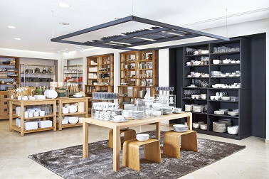 Un pop store chaleureux entre mobilier vintage et objets déco design Tel un cahier de tendances, le pop up store Habitat allie déco vintage et design. Vaisselle, mobilier et linge de maison, ce magasin joue la carte du "comme à la maison".