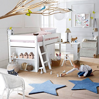 Un lit combiné pas cher pour la chambre d'enfant Si les grands ont leur mezzanine gain de place, les petits ont leur lit combiné ! Fonctionnel et mignon, ce lit en hauteur dispose d'étagères de rangement et d'un bureau.