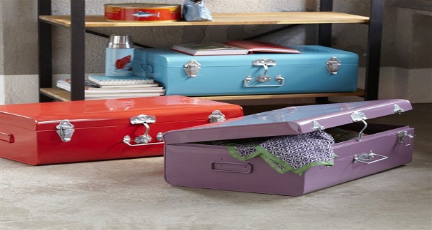 Une malle de rangement en métal est une déco originale pas chère pour une chambre d'enfant, une chambre d'adulte ou comme table basse dans un salon moderne.