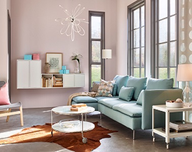Nouveautés déco du catalogue Ikea pour l'automne Suspensions à LED, bureau en bois style artiste, coussins moelleux et couette duveteuse couleurs pastel, les nouveautés déco Ikea mettent en avant la douceur pour cet hiver.