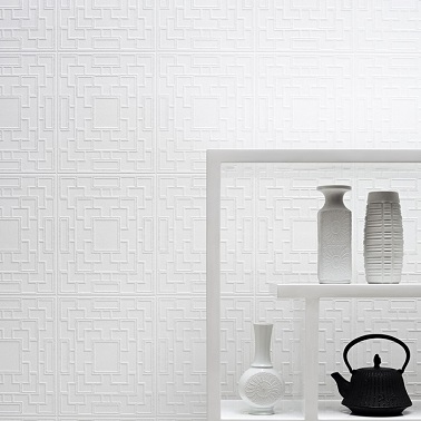 Un papier à peindre avec des reliefs comme un dédale design. Repeindre sur ce papier peint peut apporter une déco moderne à la pièce dont il habille les murs.
