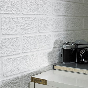 Une impression en reliefs fausses briques crée un effet loft design. Repeint en rouge ou laissé blanc, le motif effet briques de ce papier peint est moderne.