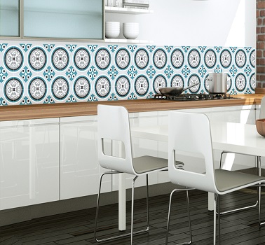 Un papier peint motifs carreaux de ciment dans la cuisine est une idée déco tendance pour relooker une crédence ou même les murs. En vinyle il est lessivable et résistant.
