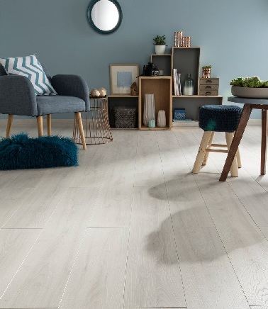 Parquet blanc ambiance chic dans un salon Leroy Merlin Un parquet blanc en lames stratifiées avec chanfreins réalistes. Pose flottante à clips compatible avec chauffage au sol et pièces humides. Côté déco, un style épuré chic.