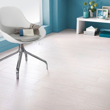 Ce parquet à clipser blanc polaire à lames larges décore le sol d'un salon ou d'une chambre. Lumineux car tout blanc, ce parquet est un revêtement sol blanchi chic. 