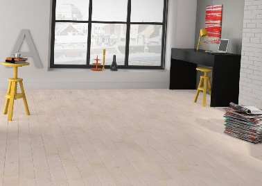 Ce parquet en chêne blanc a des lames longues huilées a l'aspect mat. En bois chêne clair ce parquet résiste à l'usure et au temps en apportant du design à la déco.