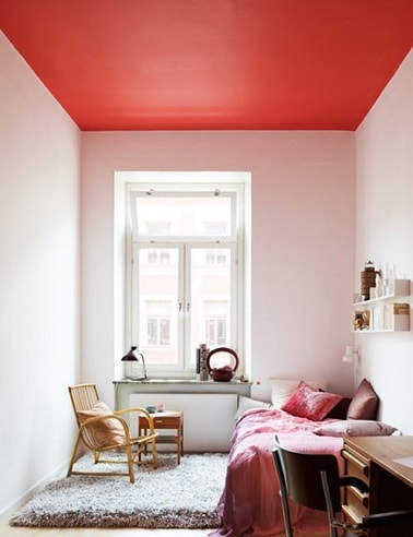Peindre un plafond en rouge dans chambre cocooning Les couleur vives ont aussi leur place au plafond. Peindre en rouge un plafond dans une chambre apporte du peps à la déco. Les murs blancs épurent et illuminent la pièce.
