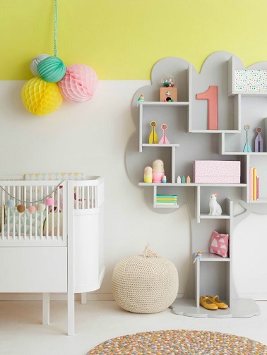 La peinture dans la chambre de bébé peut se permettre des couleurs vives à condition qu'elles soient utilisées avec parcimonie. En soubassement ou par touches, ça marche.