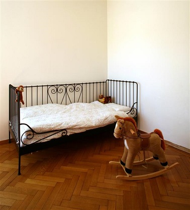 Bébé aime la douceur dans sa chambre. Pour le combler utilisez une association de peintures claires lumineuses. En plus ça sera idéal pour un garçon ou pour une fille.