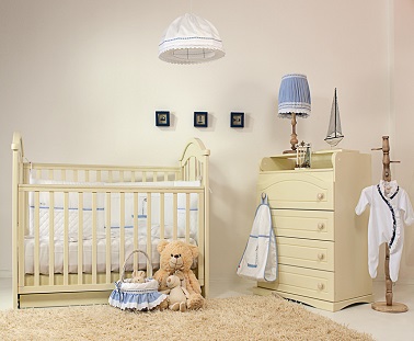 Utiliser une couleur écru pour la peinture de la chambre d'un petit bébé ça aide à faire entrer la lumière. De plus, ça donne une déco apaisante pour les nuits du bambin.