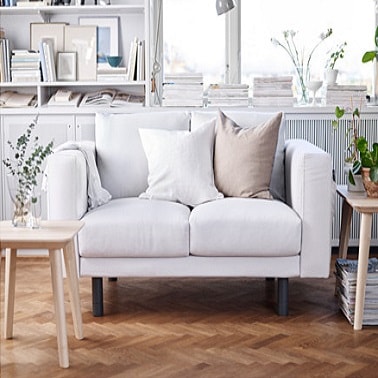 Un tout petit canapé blanc confort pour un coin cosy dans le salon.