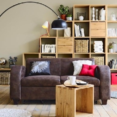 Effet cuir vieilli marron sur un petit canapé 2 places.