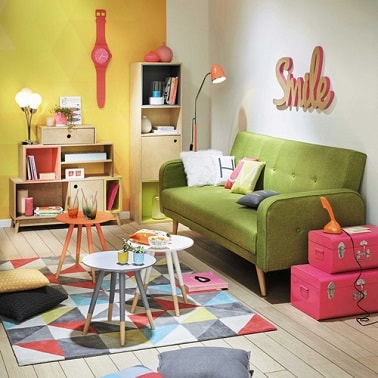 Du vert anis frais sur un petit canapé convertible dans un studio girly.